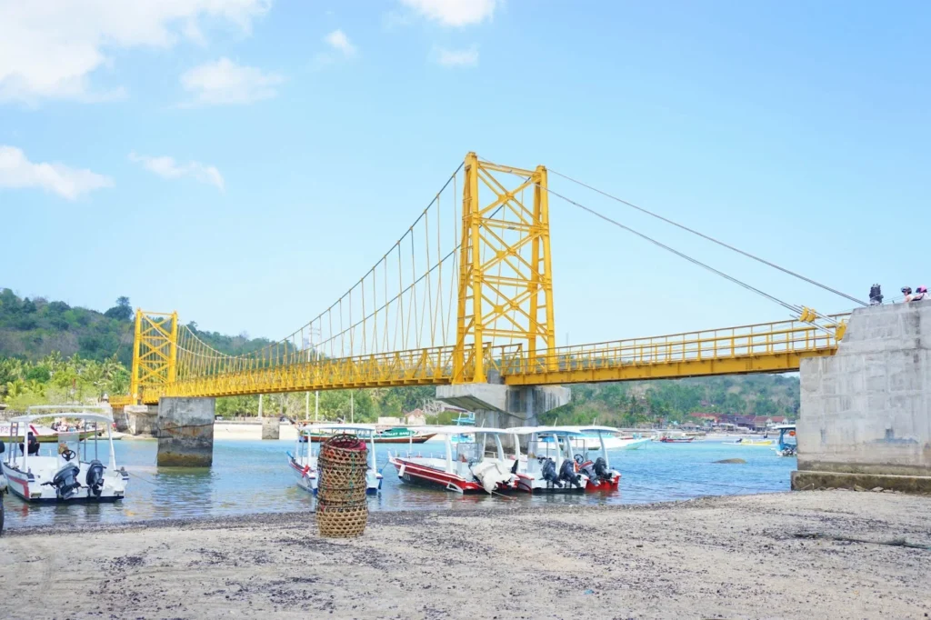 yellow bridge lembongan